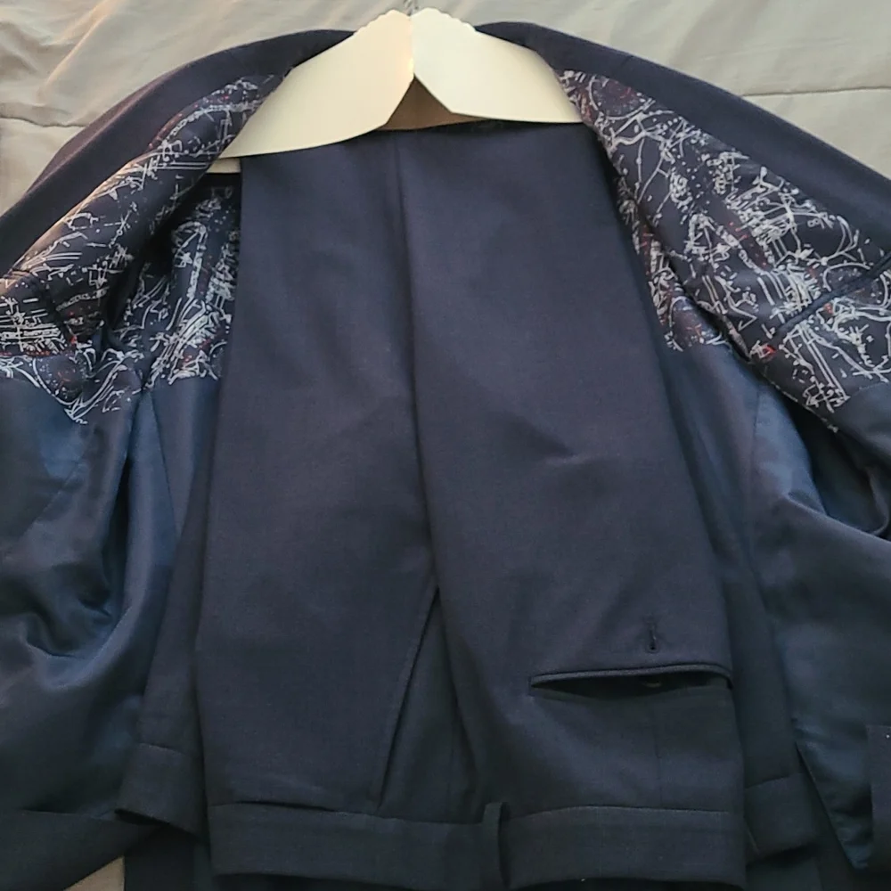 Suit - Picture 3 of 4